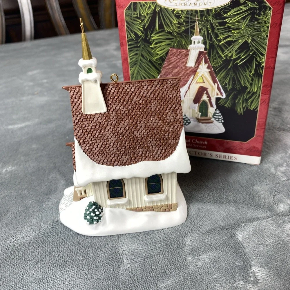 1999 Hallmark Keepsake Colonial Church Candlelight services ornament